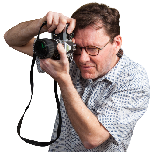 Le photographe Ludovic Leclercq photographié en train de prendre une photo.