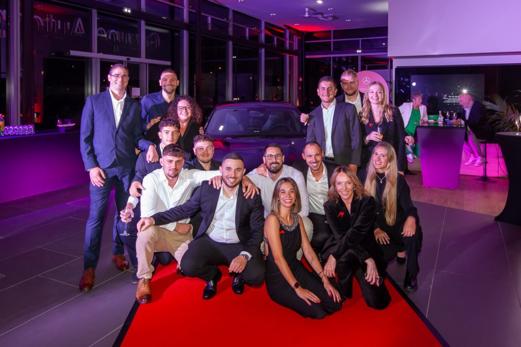 L'équipe du Groupe Mercedes Benz Autosphere de Saint Maximin dans l'Oise devant la nouvelle Mercedes CLA.