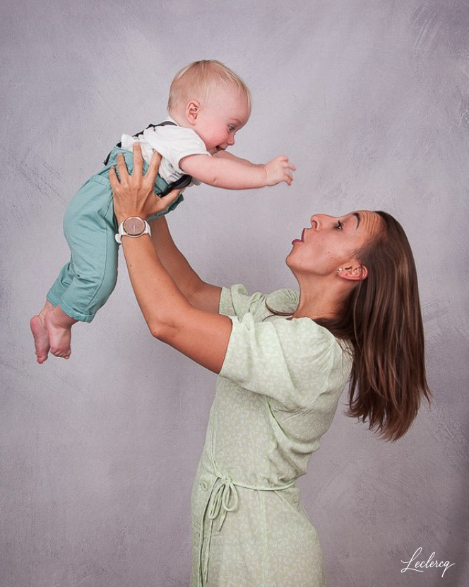 Jeune femme jouant avec son bébé.