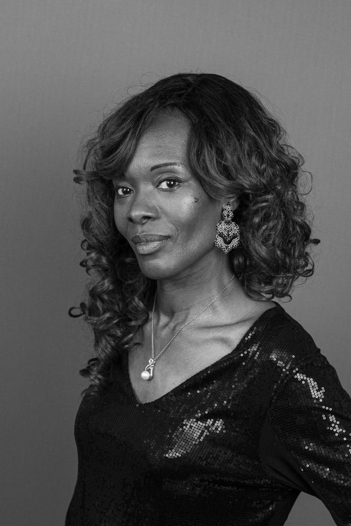 Portrait en noir et blanc d'Alimata, chanteuse à Chantilly dans l'Oise (France).