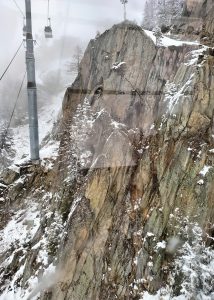 Paroi rocheuse vue du télécabine du Brévent.