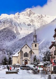 L'église de Chamonix et le Brévent sous un ciel bleu.