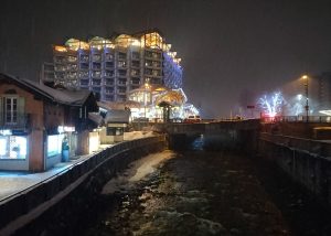 L'hôtel Alpina la nuit à Chamonix.