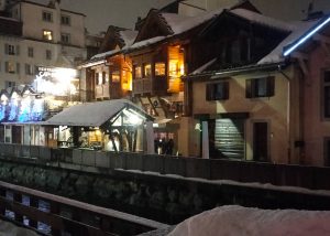 Sur les bords de l'Arve la nuit à Chamonix.