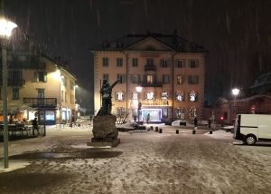 Le casino de Chamonix la nuit sous la neige.