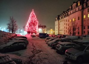 chamonix parking voitures sapin decore nuit