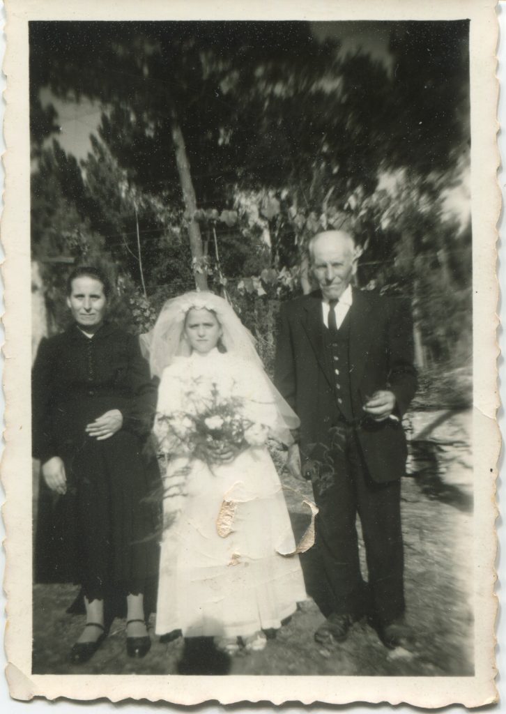 Photo argentique abîmée ancienne en noir et blanc. Photo de communion.