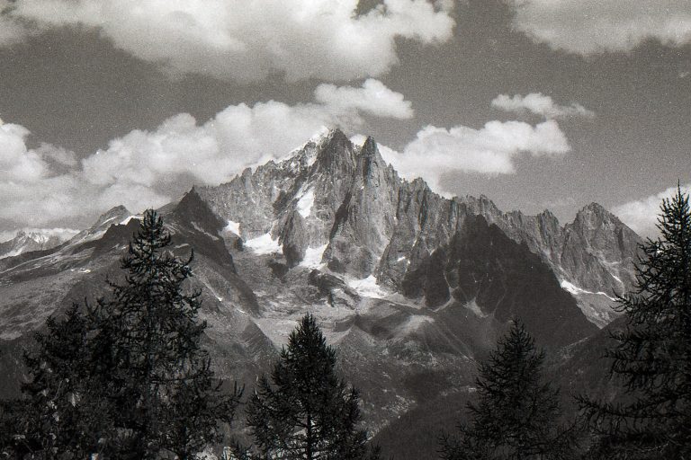 L'aiguille verte et les Drus. Photo argentique en noir et blanc.