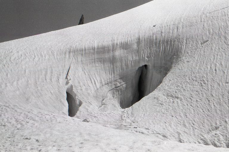 Crevasses dans le Glacier du Géant; Photographie argentique en noir et blanc signée Ludovic Leclercq.