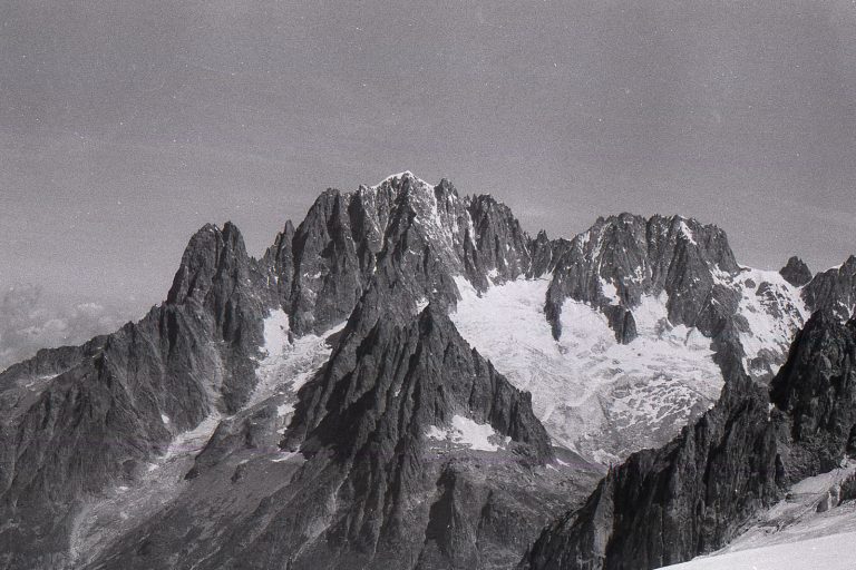 Photographie argentique en noir et blanc. Appareil photo : Nikon FM. Les Drus et l'Aiguille verte. Photo prise depuis le glacier du Géant.