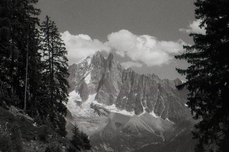 Photo argentique en noir et blanc. L'aiguille verte et les Drus vues du côté Brévent dans les Alpes à Chamonix.